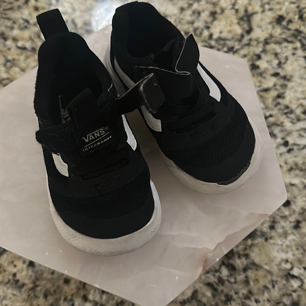 Van Velcro tennis shoe